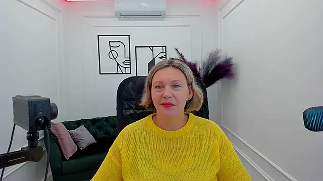 Snapshot of NinaStarle chatting on 10/10/25, 04:35 NinaStarle online show from 10/10/25, 04:35