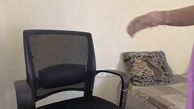 BABY RANI  online show from 04/15/26, 05:13