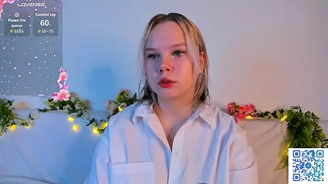 Snapshot of girlllsooft chatting on 11/16/25, 02:05 girlllsooft online show from 11/16/25, 02:05