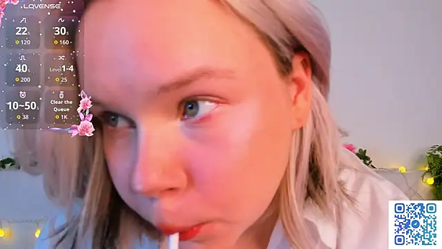 Snapshot of girlllsooft chatting on 11/10/25, 01:43 girlllsooft online show from 11/10/25, 01:43