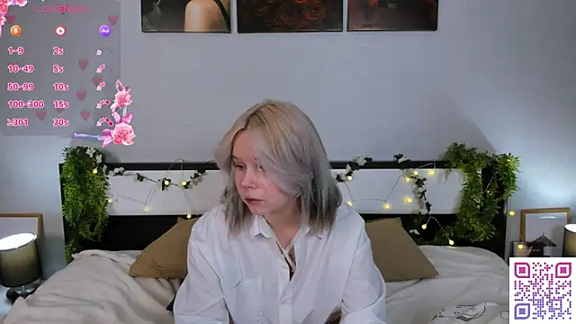 Snapshot of girlllsooft chatting on 12/18/25, 03:27 girlllsooft online show from 12/18/25, 03:27