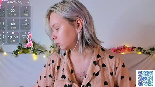 Snapshot of girlllsooft chatting on 11/07/25, 01:43 girlllsooft online show from 11/07/25, 01:43