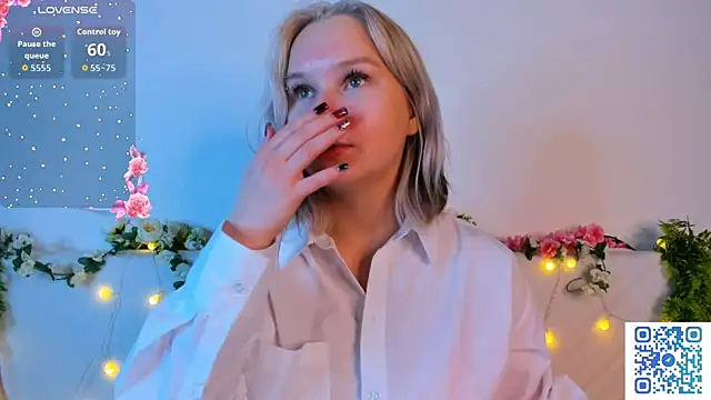 Snapshot of girlllsooft chatting on 11/30/25, 02:12 girlllsooft online show from 11/30/25, 02:12