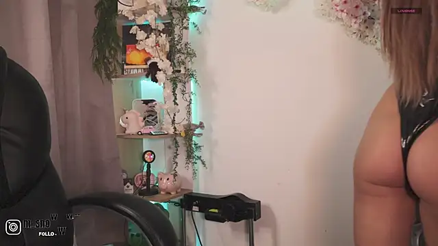 Miila snow online show from 10/11/25, 11:55