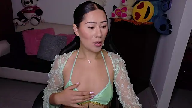 evelyn ch  online show from 10/22/25, 02:05