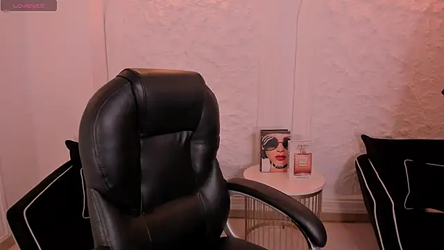 SarahYates online show from 05/05/26, 04:04