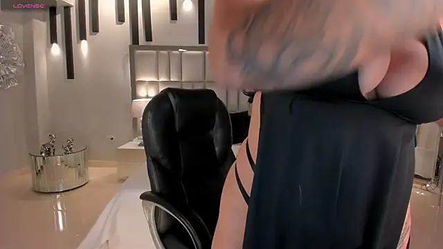 SarahYates online show from 12/18/25, 04:17