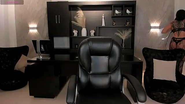 Snapshot of SarahYates chatting on 11/03/25, 05:12 SarahYates online show from 11/03/25, 05:12