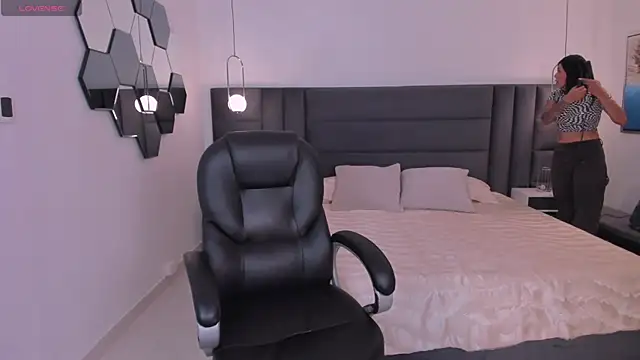 SarahYates online show from 11/10/25, 05:45