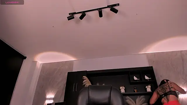 Snapshot of SarahYates chatting on 01/08/26, 04:07 SarahYates online show from 01/08/26, 04:07