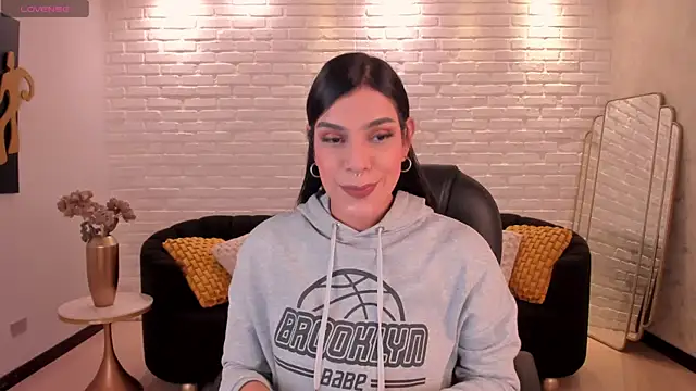 Snapshot of SarahYates chatting on 11/19/25, 05:07 SarahYates online show from 11/19/25, 05:07