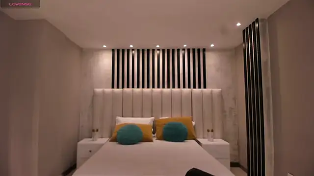 IsabellaMoreau online show from 10/30/25, 07:44