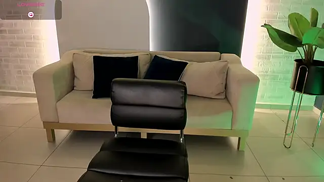 IsabellaMoreau online show from 12/13/25, 08:04