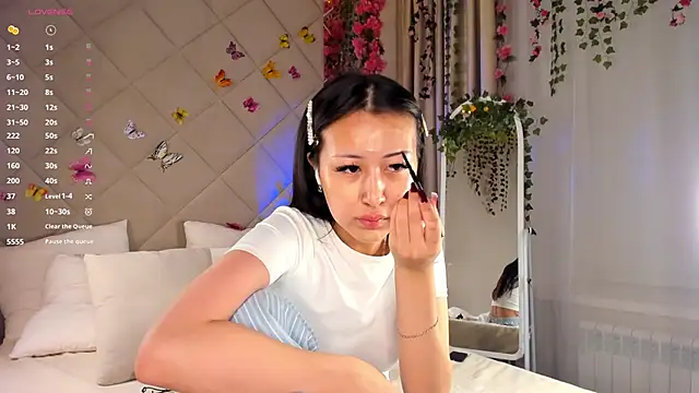 Nelly Kimm online show from 12/15/25, 01:11