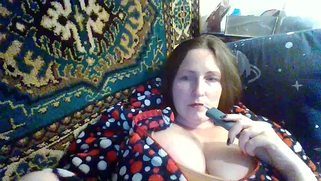 Snapshot of AllaSowinskaya chatting on 10/18/25, 01:02 AllaSowinskaya online show from 10/18/25, 01:02