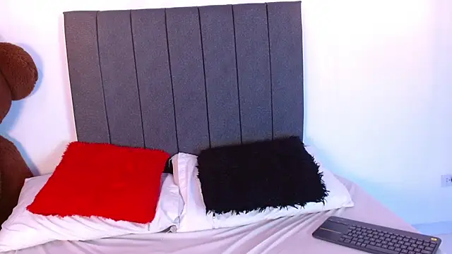 Emadelacroix online show from 12/18/25, 07:07