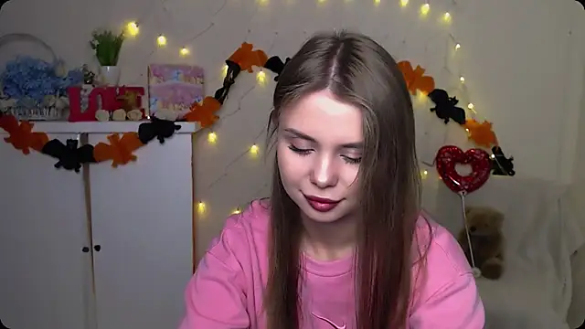 Snapshot of OceanicDawn chatting on 10/17/25, 05:22 OceanicDawn online show from 10/17/25, 05:22