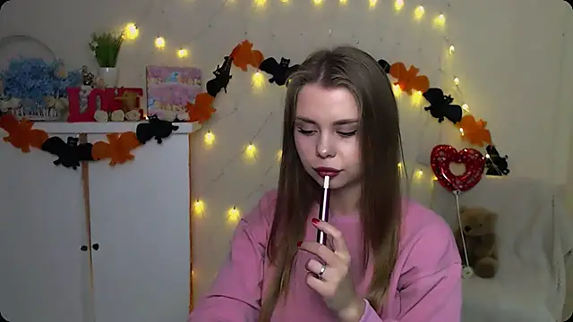 Snapshot of OceanicDawn chatting on 10/08/25, 05:20 OceanicDawn online show from 10/08/25, 05:20