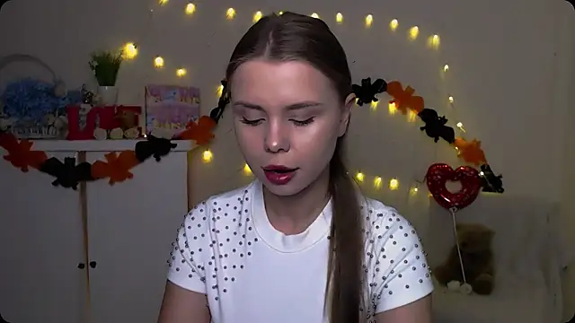 Snapshot of OceanicDawn chatting on 10/20/25, 05:20 OceanicDawn online show from 10/20/25, 05:20