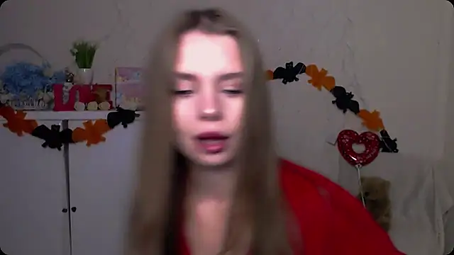 Snapshot of OceanicDawn chatting on 10/21/25, 05:29 OceanicDawn online show from 10/21/25, 05:29