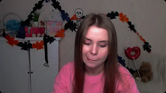 Snapshot of OceanicDawn chatting on 10/31/25, 06:10 OceanicDawn online show from 10/31/25, 06:10