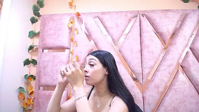 Issabela Mackey  online show from 11/16/25, 04:39