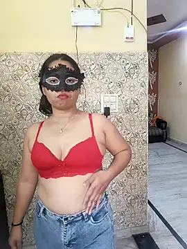 Iampriyaaa15 online show from 11/13/25, 09:13