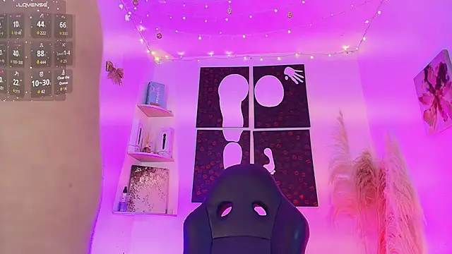 Snapshot of Iamlola_ chatting on 12/15/25, 10:37 Iamlola online show from 12/15/25, 10:37