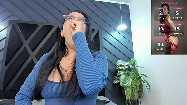 zoe martins  online show from 11/18/25, 05:27