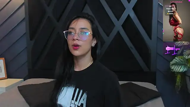 zoe martins  online show from 10/18/25, 06:10