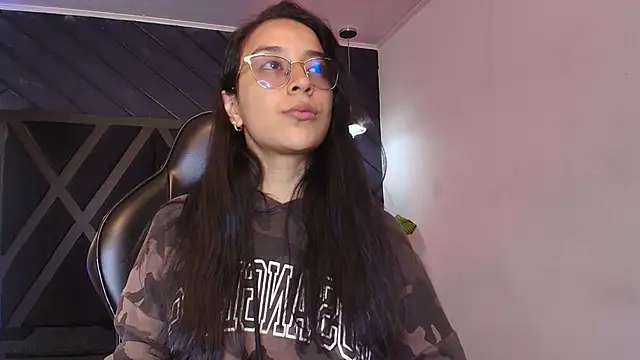 zoe martins  online show from 03/25/26, 05:23