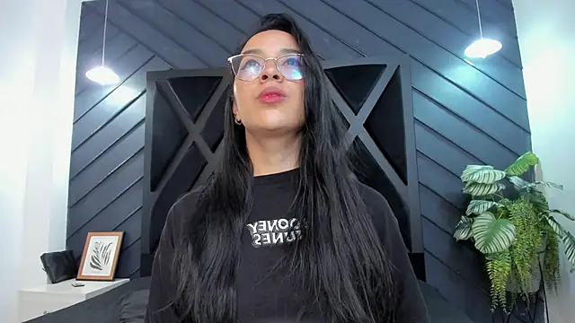 zoe martins  online show from 11/21/25, 05:23