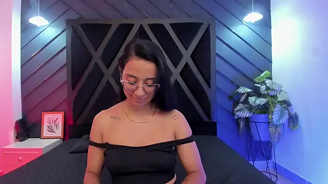 zoe martins  online show from 12/05/25, 05:22