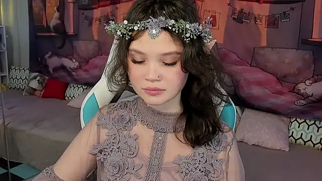 EmilyChaves online show from 10/30/25, 06:34