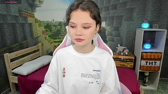 EmilyChaves online show from 09/22/25, 10:49