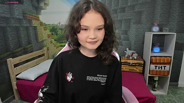 EmilyChaves online show from 09/27/25, 04:57