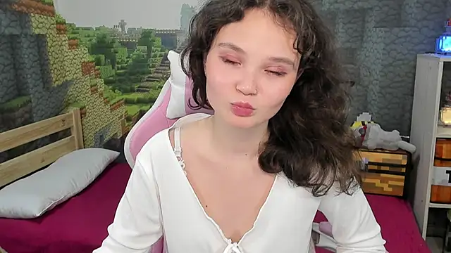 EmilyChaves online show from 09/10/25, 05:50