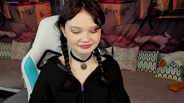 EmilyChaves online show from 04/07/26, 06:04