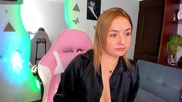 Snapshot of luciamature_ chatting on 02/02/26, 09:25 luciamature online show from 02/02/26, 09:25