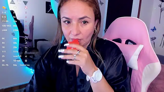 luciamature  online show from 09/25/25, 09:21