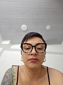 Daniela Leonn online show from 10/16/25, 08:39