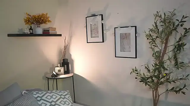 Snapshot of isabella-garcia- chatting on 06/18/26, 02:43 isabella-garcia- online show from 06/18/26, 02:43