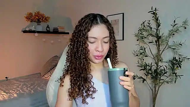 Snapshot of isabella-garcia- chatting on 04/28/26, 06:34 isabella-garcia- online show from 04/28/26, 06:34