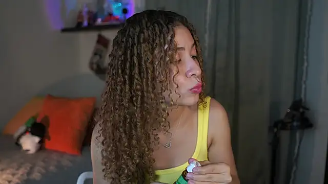 isabella-garcia- online show from 11/17/25, 09:52