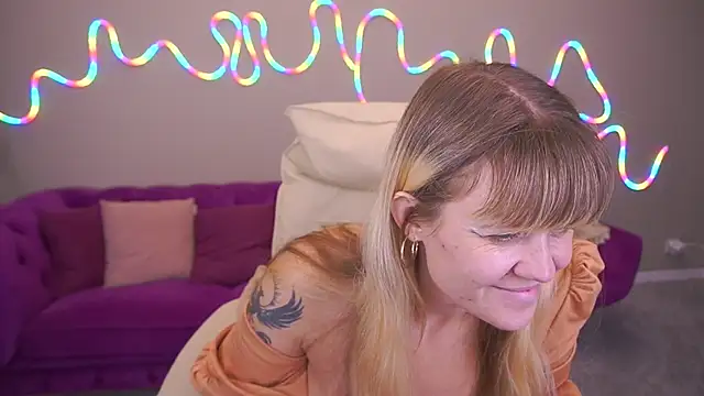 BellaLaPetit online show from 10/18/25, 01:02