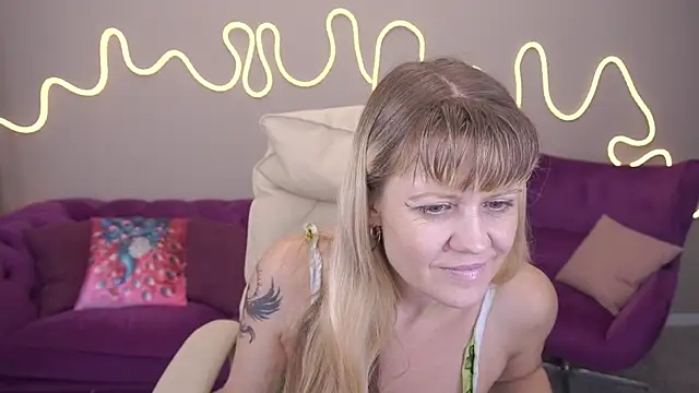 BellaLaPetit online show from 10/10/25, 12:50