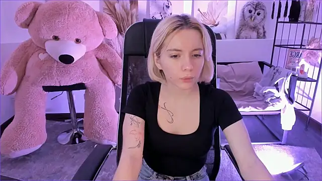 AuroraWrenfield online show from 12/02/25, 04:36