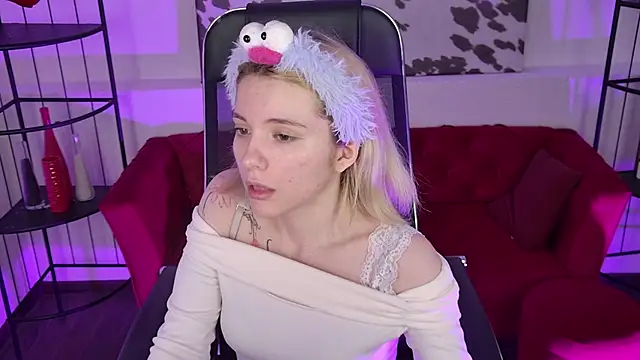 AuroraWrenfield online show from 04/06/26, 04:57