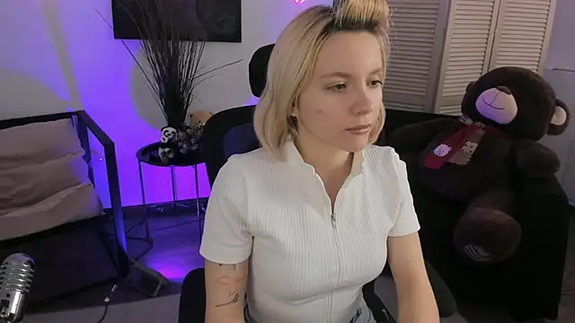 AuroraWrenfield online show from 02/02/26, 07:29