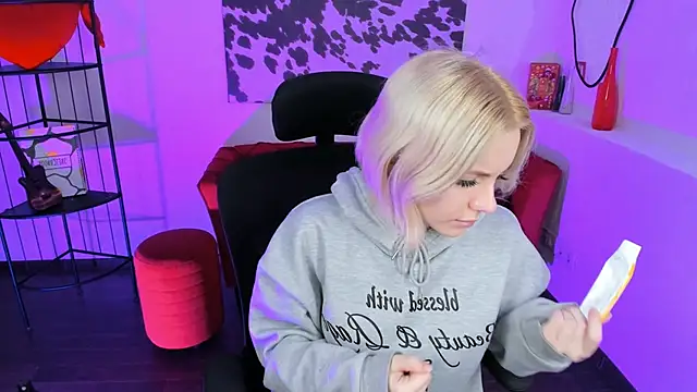 AuroraWrenfield online show from 12/18/25, 12:27